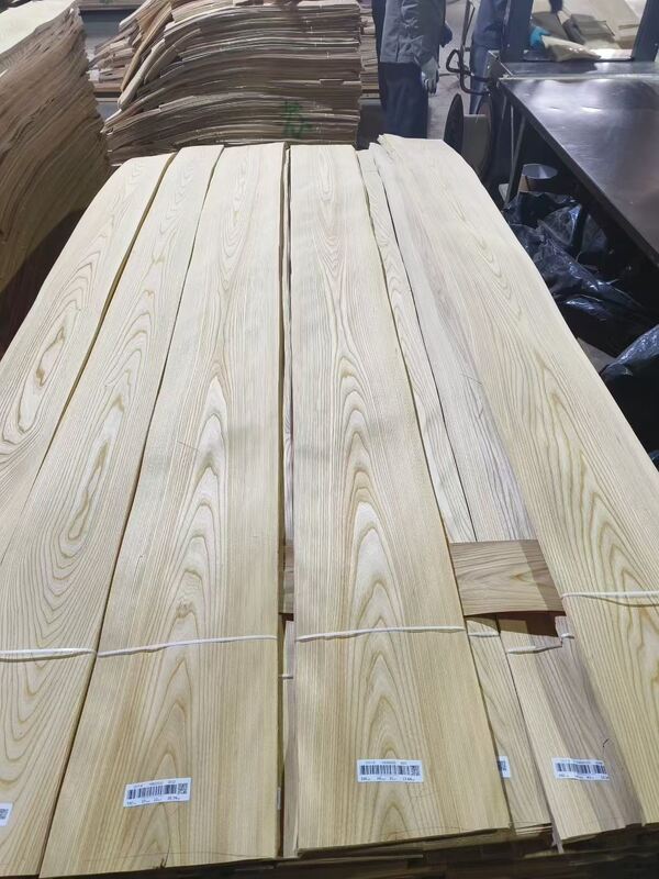 হোটেল সজ্জা এবং আসবাবপত্রের জন্য ০.৫ মিমি পুরুত্বের ব্রাউন এলম ক্রাউন কাট ভিনিয়ার